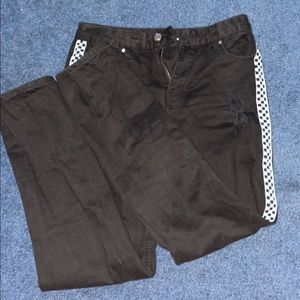 Mom styler pants whit checkered black and white sides.